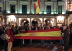 Manifestantes mostrando la bandera de España en la concentración de la Plaza Mayor de Burgos
